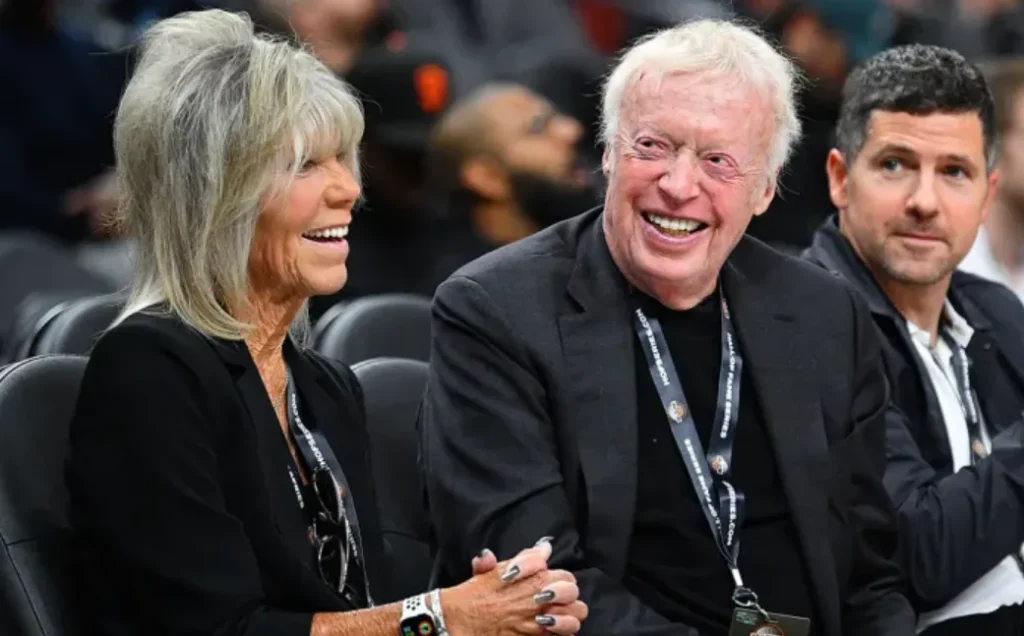 phil knight wife
